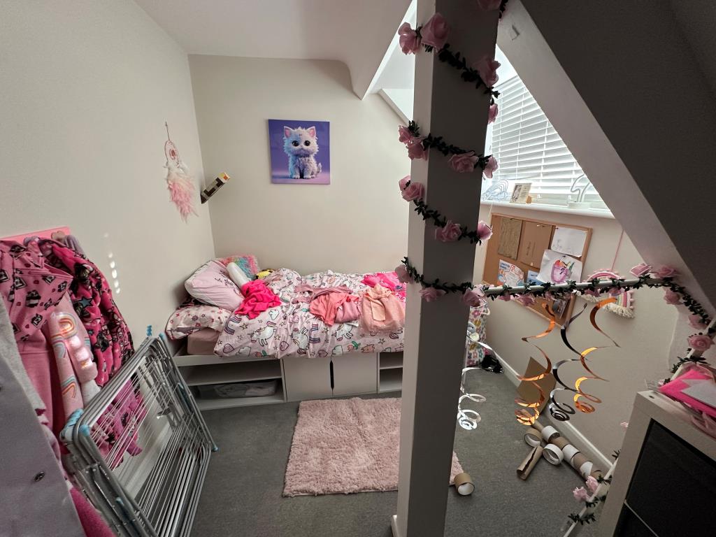 Lot: 79 - MIXED USE INVESTMENT ON HIGH STREET LOCATION - Flat 1 Bedroom two